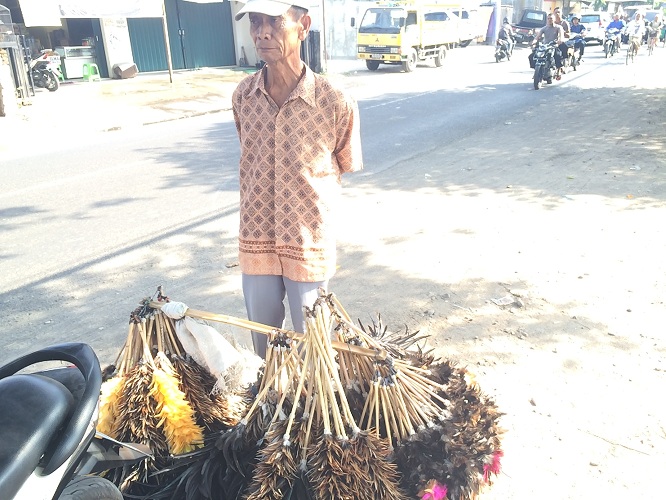 Mbah Arjo, terus berjalan menjual sulak meski tubuh gemetaran