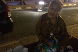 Umur 85 tahun, mbah Mitro masih semangat jualan hingga tengah malam