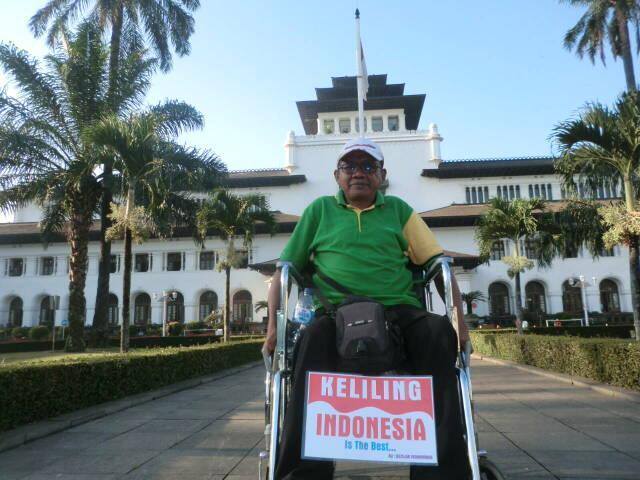 Pria ini keliling Indonesia dengan kursi roda membawa misi mulia