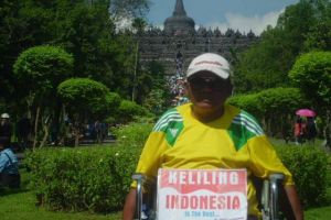 Pria ini keliling Indonesia dengan kursi roda membawa misi mulia