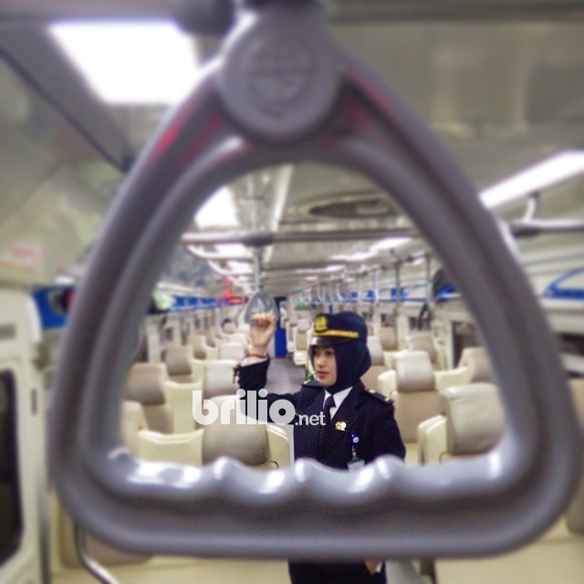 Ade Bela Mustika, kondektur jelita yang bikin penumpang klepek-klepek