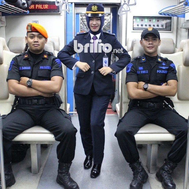 Ade Bela Mustika, kondektur jelita yang bikin penumpang klepek-klepek