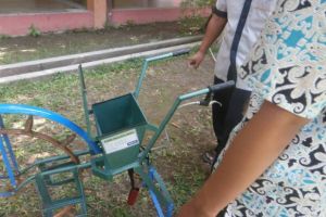 Dengan alat ini, menanam kedelai semudah mendorong troli belanja