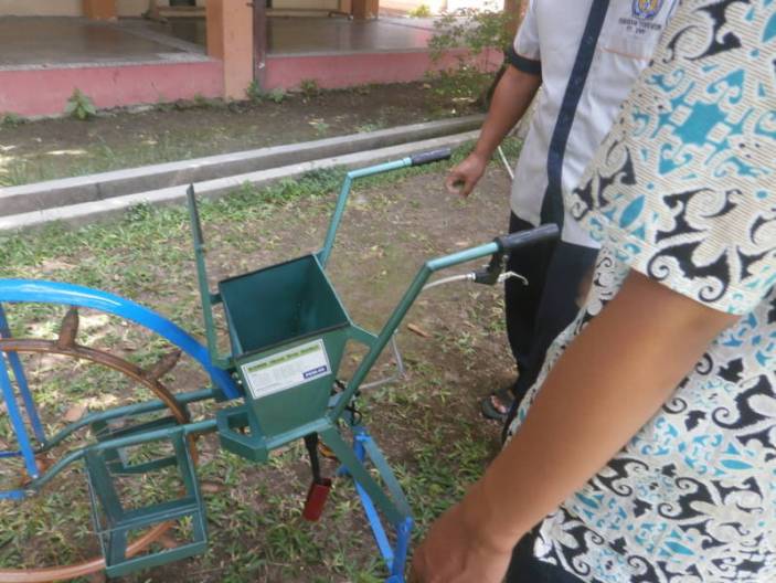 Dengan alat ini, menanam kedelai semudah mendorong troli belanja