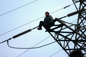 Tak dibelikan motor untuk Lebaran, remaja ini nekat panjat sutet