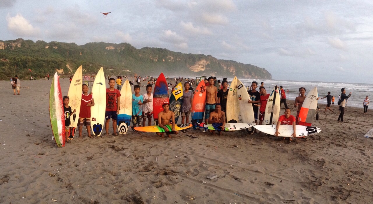 Komunitas ekstrem, surfing di pantai selatan Jawa yang dikenal ganas!