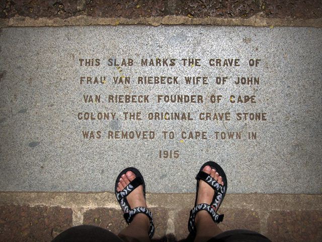 Wanita asal Toraja ini keranjingan kunjungi kuburan hingga luar negeri Wanita asal Toraja ini keranjingan kunjungi kuburan hingga luar negeri