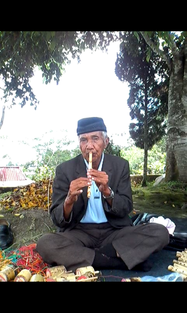 Kegigihan Mbah No, tetap mengais rezeki berjualan seruling dan mainan Kegigihan Mbah No, tetap mengais rezeki berjualan seruling dan mainan