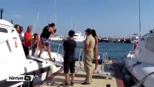 Hanyut ke laut, bayi umur 10 bulan selamat dalam kondisi tidur pulas Hanyut ke laut, bayi umur 10 bulan selamat dalam kondisi tidur pulas