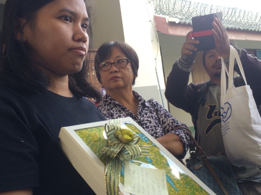 Keluar dari Wirogunan, Pacman dapat oleh-oleh batik, akik dan syal 