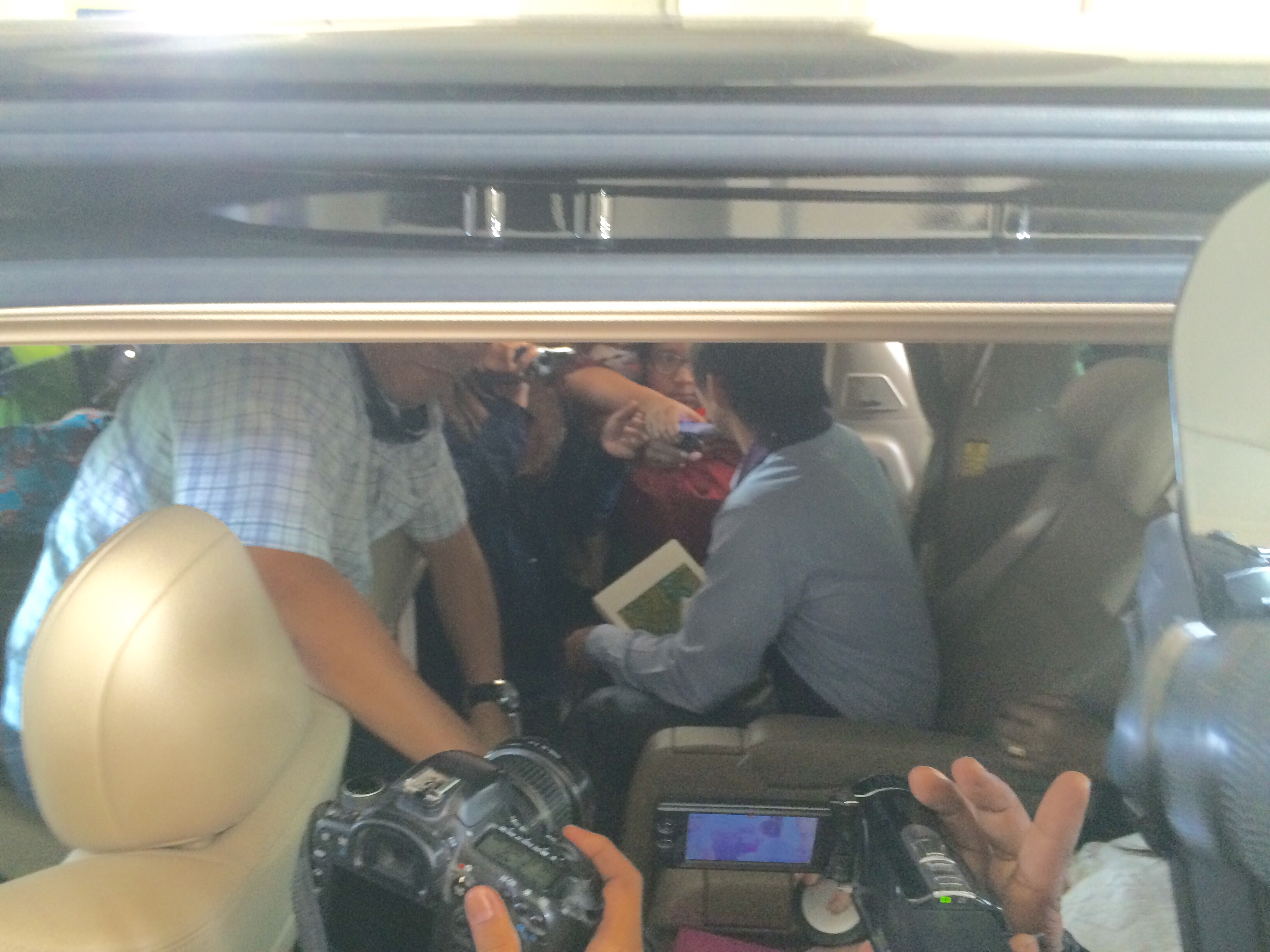 Keluar dari Wirogunan, Pacman dapat oleh-oleh batik, akik dan syal 