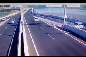 VIDEO: Begini jadinya bila ugal-ugalan di jalan tol