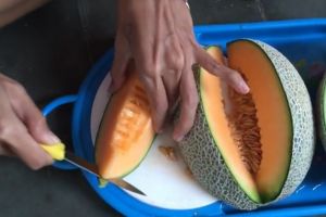 VIDEO: Cara sederhana mengupas melon