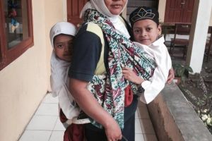 Ibu ini jalan 14 km gendong 2 anaknya yang lumpuh ke sekolah