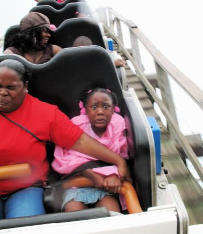 Epik, beginilah ekspresi wajah orang saat naik roller coaster