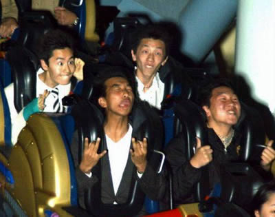 Epik, beginilah ekspresi wajah orang saat naik roller coaster