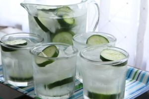 7 Alasan kenapa kamu wajib mencampurkan mentimun dalam air putih