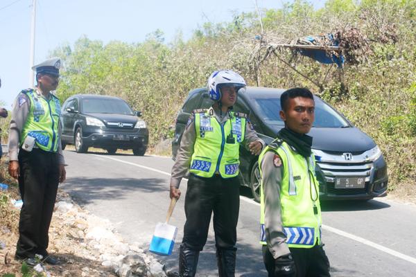 Satu tim polisi ini tugasnya mengganjal ban mobil pada tanjakan! Salut