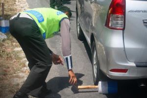 Satu tim polisi ini tugasnya mengganjal ban mobil pada tanjakan! Salut