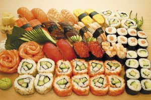 Kamu doyan banget makan sushi? Ini tips memilih dan memakannya, baca!