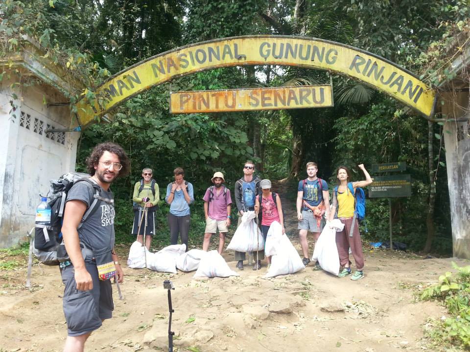 Ramai-ramai para bule sukarela bersihkan sampah Gunung Rinjani, salut!