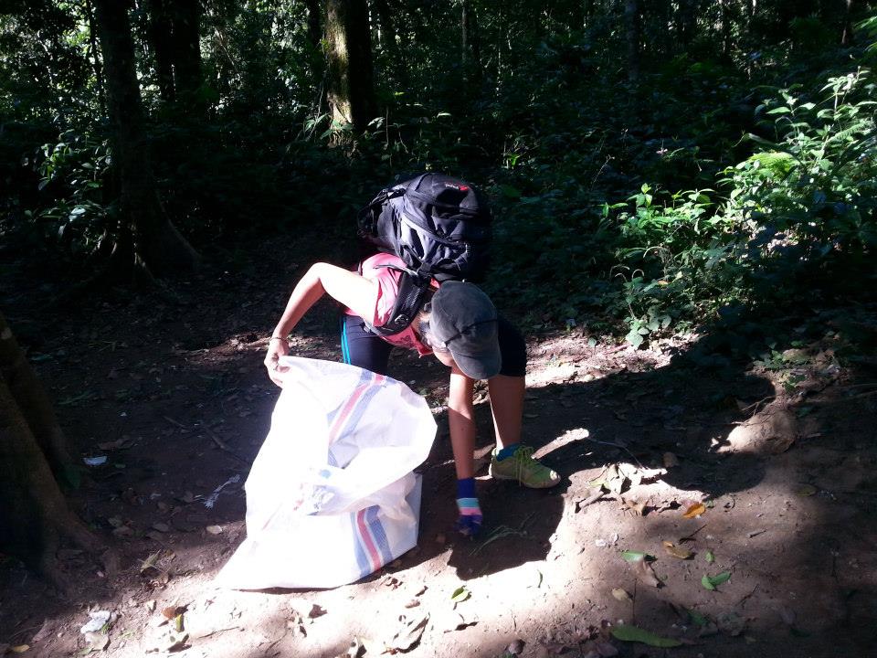 Ramai-ramai para bule sukarela bersihkan sampah Gunung Rinjani, salut!