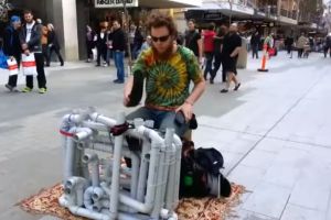 VIDEO: Cuma pakai pipa dan sandal jepit, pria ini bikin musik merdu