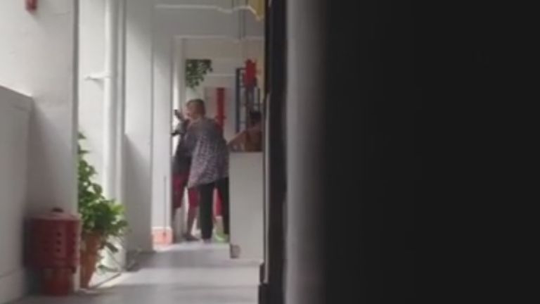 Netizen dihebohkan dengan video seorang anak yang menampar ibunya