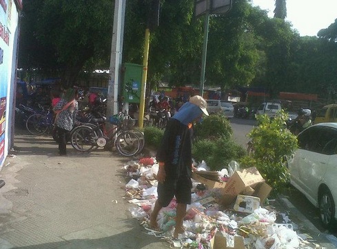 10 Foto kebiasaan negatif orang Indonesia, buang sampah sembarangan!