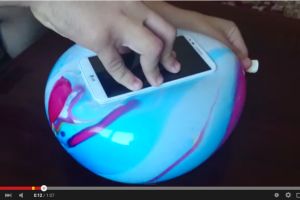 VIDEO: Cara mengubah balon jadi casing handphone, gampang banget!