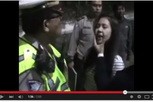 VIDEO: Gadis mabuk memberontak melawan polisi
