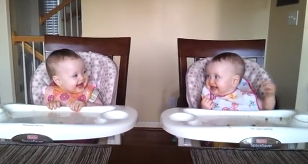 10 Hal yang hanya bisa dilakukan orang kembar