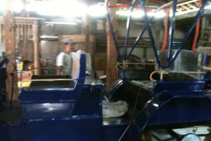 Bukan hanya jadi pajangan, mobil kayu ini juga bisa dipacu di jalanan