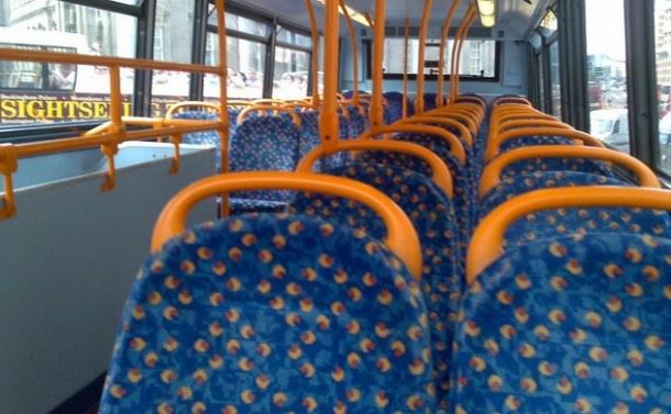 Jangan kaget, ini alasan kenapa tiap kursi bus berwarna biru nyentrik