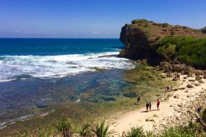 Pantai Ngeden, surga tersembunyi di antara tebing karst Gunungkidul