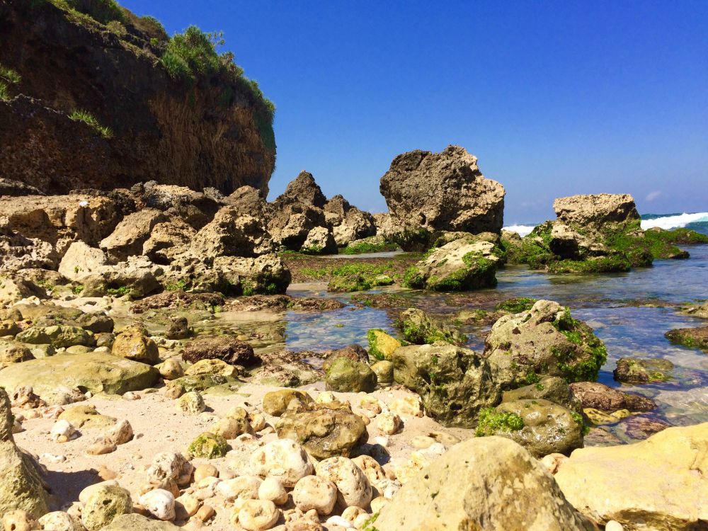 Pantai Ngeden, surga tersembunyi di antara tebing karst Gunungkidul