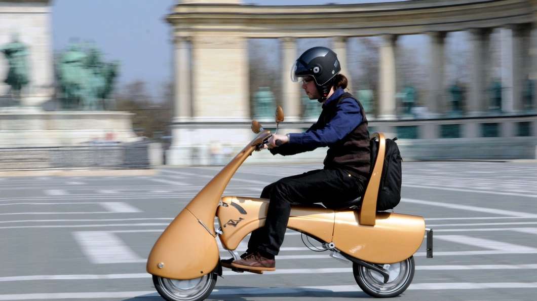 Skuter ini tak pakai BBM dan bisa diseret layaknya koper, keren!