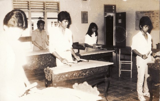 Model seragam sekolah pelajar Indonesia dari masa ke masa