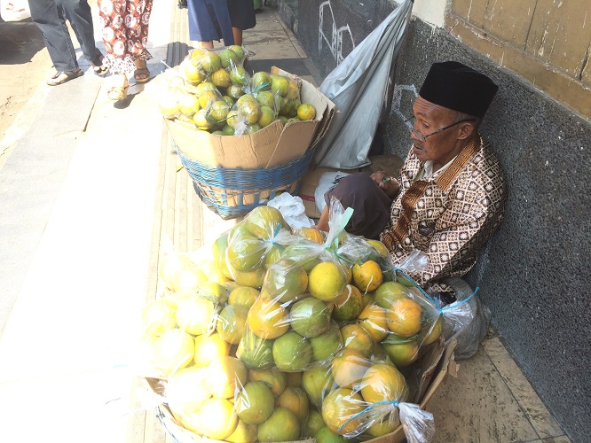 Kisah Mbah Suparman, semangat dagang jeruk meski tak laku-laku Kisah Mbah Suparman, semangat dagang jeruk meski tak laku-laku