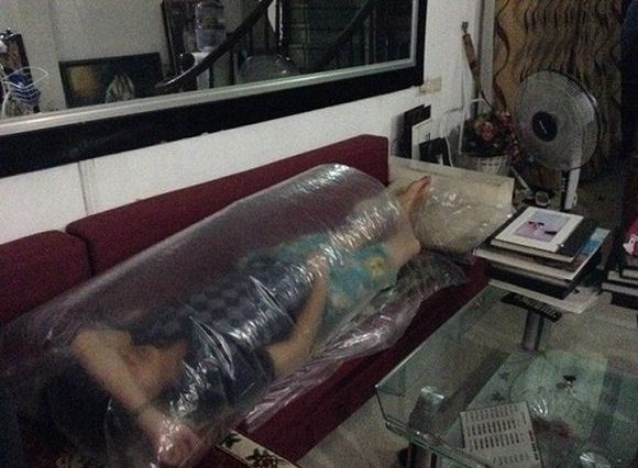 18 Potret cara aneh orang Vietnam hadapi teriknya kemarau