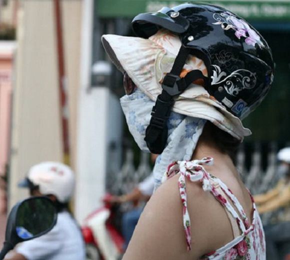 18 Potret cara aneh orang Vietnam hadapi teriknya kemarau