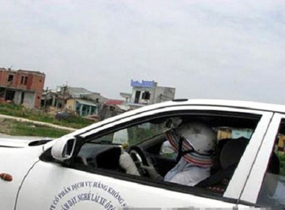 18 Potret cara aneh orang Vietnam hadapi teriknya kemarau