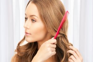 Meski sepele, tapi belum tentu caramu menyisir rambut sudah benar lho