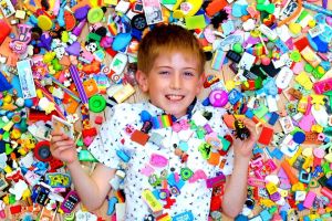 Bocah umur 9 tahun koleksi 3.500 penghapus dari berbagai negara