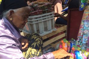 Cerita Mbah Sujak, nenek 110 tahun masih semangat jualan mainan anak