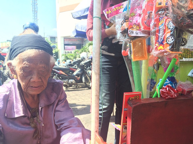 Cerita Mbah Sujak, nenek 110 tahun masih semangat jualan mainan anak
