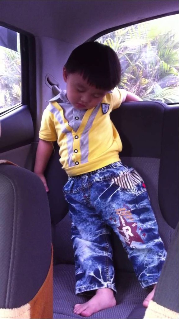 15 Foto pose tidur balita di sembarang tempat ini lucu banget, gemes!  15 Foto pose tidur balita di sembarang tempat ini lucu banget, gemes!