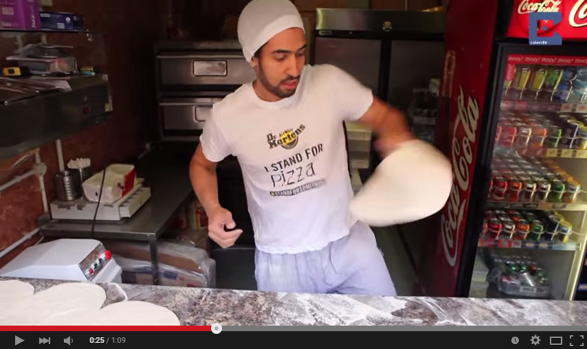 VIDEO: Atraksi chef membuat Pizza yang bikin kamu melongo
