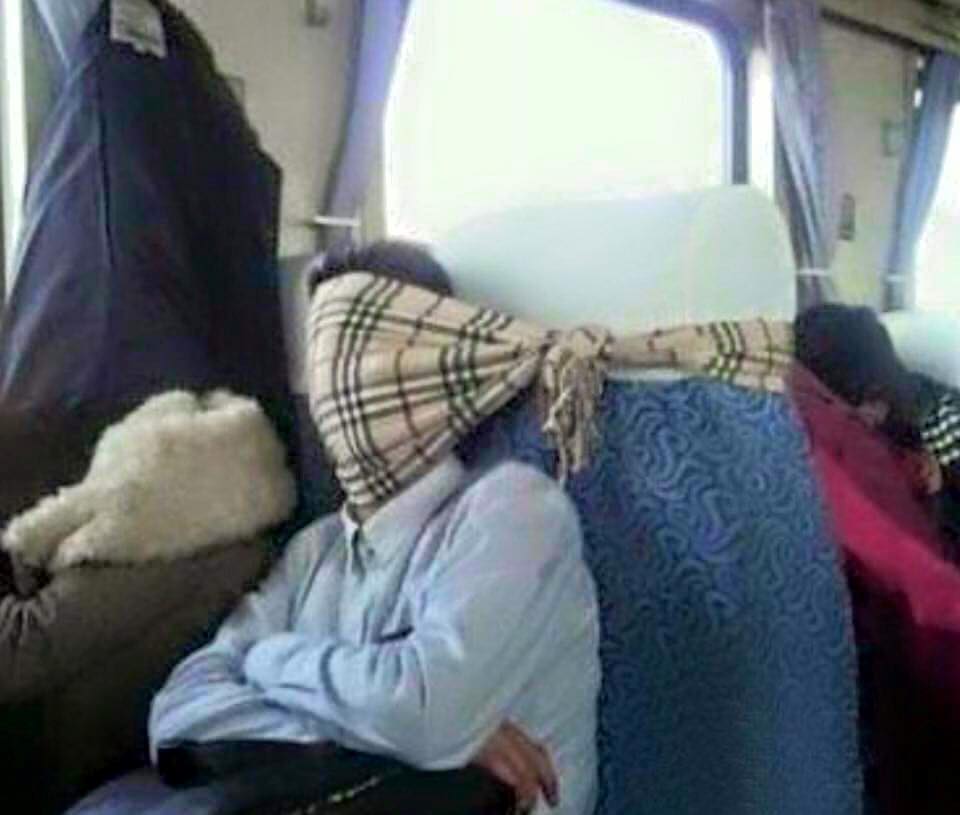 15 Ekspresi gokil orang tidur di kereta, bikin geli