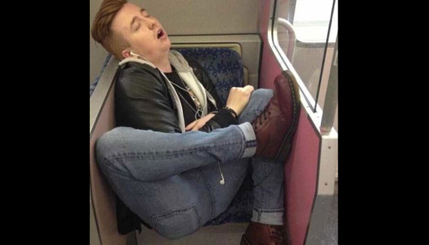 15 Ekspresi gokil orang tidur di kereta, bikin geli